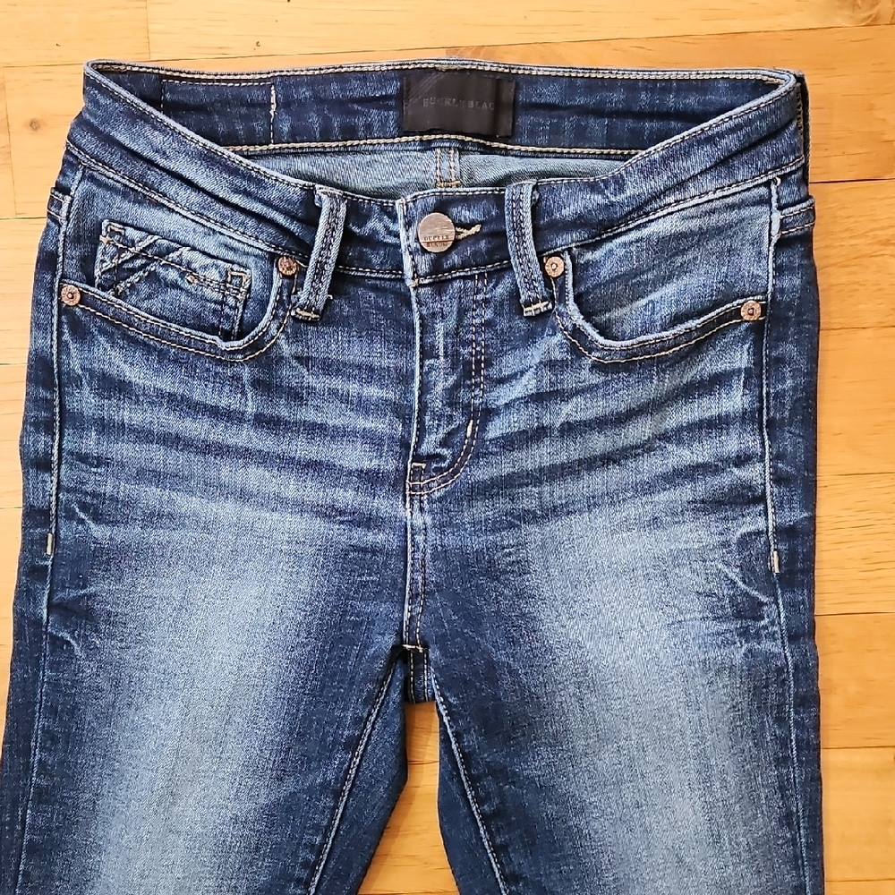 Buckle Women’s Skinny Jeans in Faded Blue Wash